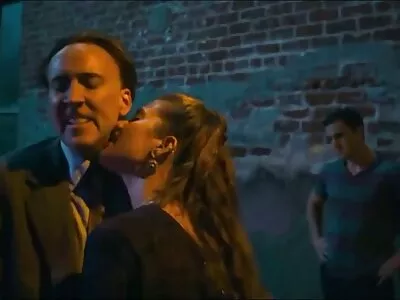 ਉਸ ਨੇ ਬੈਂਚ 'ਤੇ ਆਪਣੇ ਪੈਰ ਰੱਖ ਦਿੱਤਾ ਅਤੇ fucked