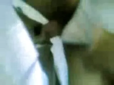 ਗਰਲਫਰੈਂਡ ਦੇ ਕੋਲ ਬੇਚੈਨੀ ਨਾਲ ਦਾਖਲ ਹੋਇਆ