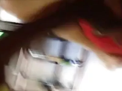 ਗਾਰਟਰ ਬਾਗ ਵਿੱਚ ਉਸ ਦੇ ਸੁਨਹਿਰੇ ਨੂੰ ਚੁਦਾਈ ਕਰਦਾ ਹੈ
