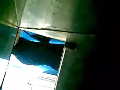 ਕਾਰ ਵਿਗੜ ਰਹੀ ਔਰਤ ਧੱਕਾ ਮਾਰ ਰਹੀ ਹੈ