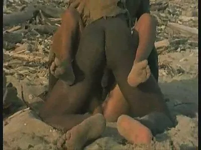 ਔਰਤ ਵੱਡੇ ਕੁੱਕੜ 'ਤੇ ਬੈਠ ਗਈ